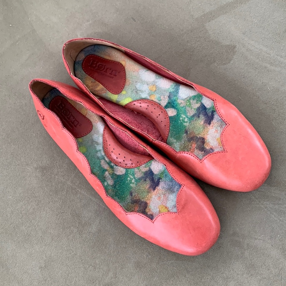 Born leather flats 7.5, like new. Great color! Comfortable.